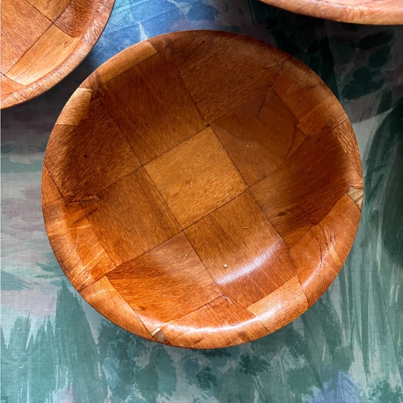 1970’s Weaved Wood 14” Salad Bowl with 4 - 8” bowls - Picture 11 of 11